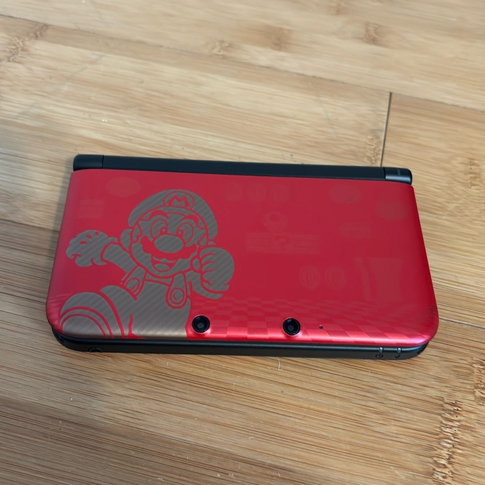 Nintendo 3DS Xl mario special edition with carrying case and 10 games!!!!